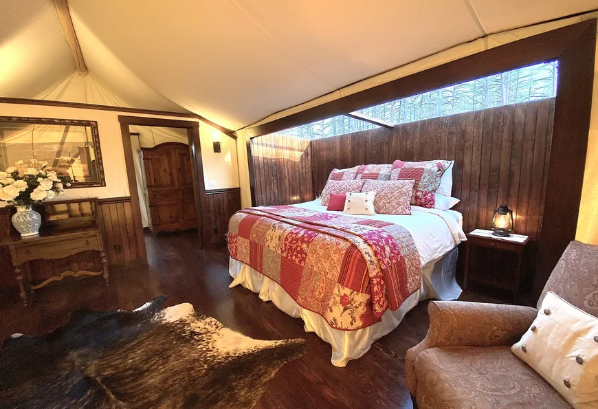 5-star eco-adventures for you and your loved ones. Reconnect, rest and relax in nature amid luxury lodge accommodations that showcase the stars above at Siwash Lake in BC, Canada